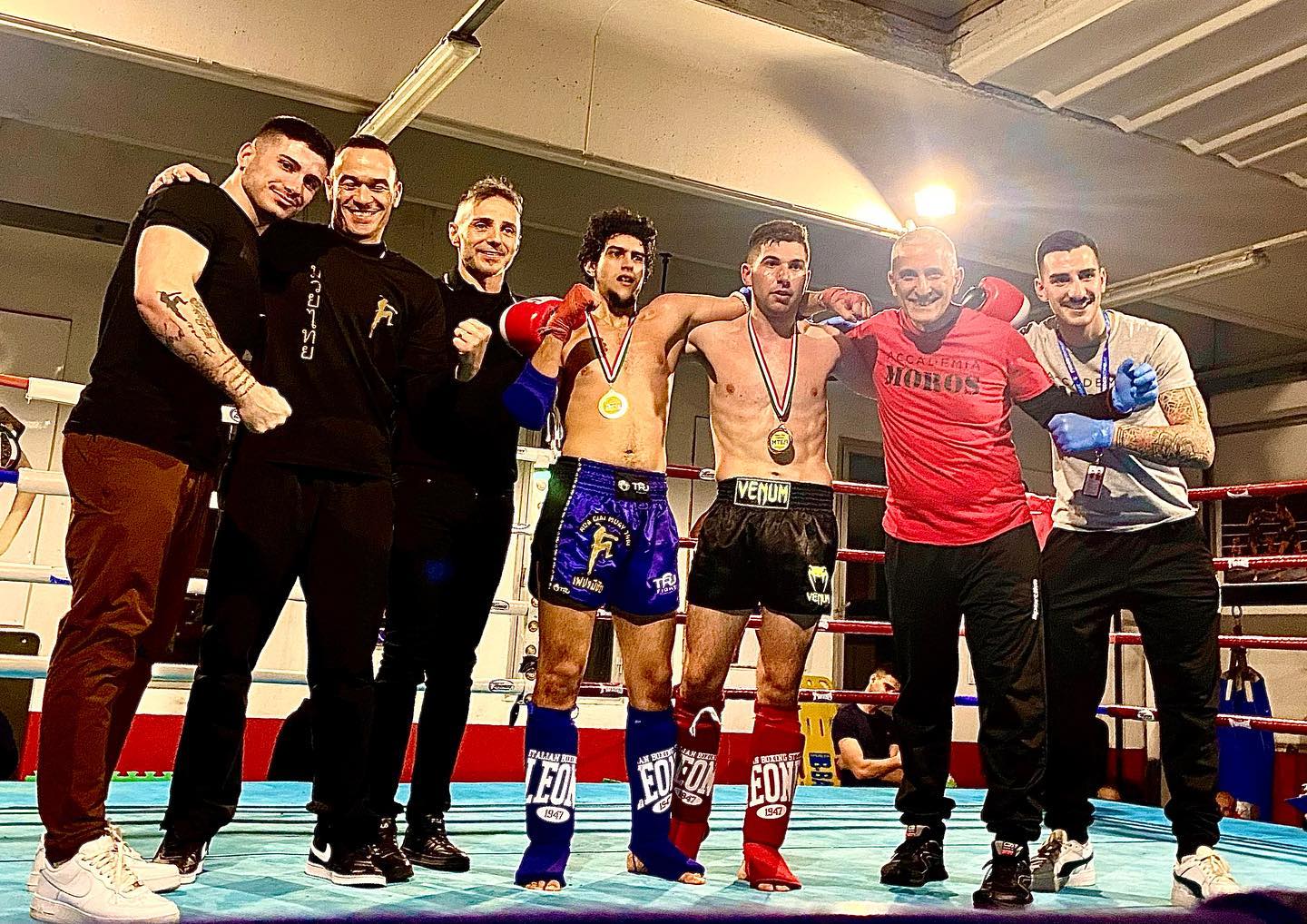 MTE29 non solo i piccoli fighter impegnati nel
Leggero contatto ma anche esordio nel full rules. Un esordio che ci vede impegnati con Egidio Marongiu opposto a Samuele Olla della Hua Ciai Muay Thai di Roberto Orru' l’incontrò ha rispettato le attese di soettacolo offerto con Samuele che si conferma atleta deciso e Egidio che paga purtroppo la tensione dell’ esordio. Un incontro  di buon livello per entrambi con un minimo di scarto a favore dei nostri avversari!  Ora sappiamo di avere nella squadra un nuovo atleta capace di esprimersi a buon livello a cui vanno i complimenti per la prestazione !  Grazie a FEDERKOMBAT-FIKBMS-Sardegna a Tarantini Fight Club Training Center per l’ospitalità e a Vincenzo Casu per la precisa organizzazione  non dimenticando  Matteo Cabras con me all’Angolo. GC